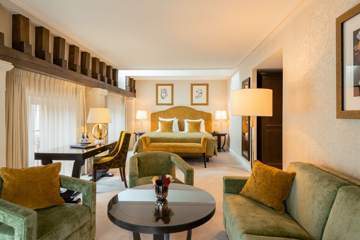 Junior Suite Belfry View | Hochwertige Bettwaren, Pillowtop-Betten, Minibar, Zimmersafe