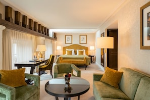 Junior Suite Belfry View | 高級寢具、舒適加層、迷你吧、客房內保險箱