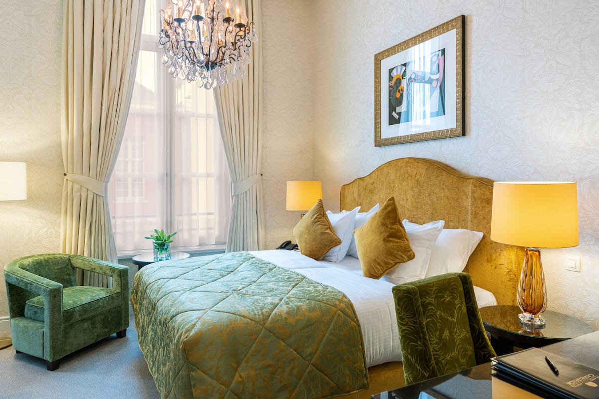 Luxury Historic Room | Seprai premium, bantalan ekstra lembut, minibar, dan brankas
