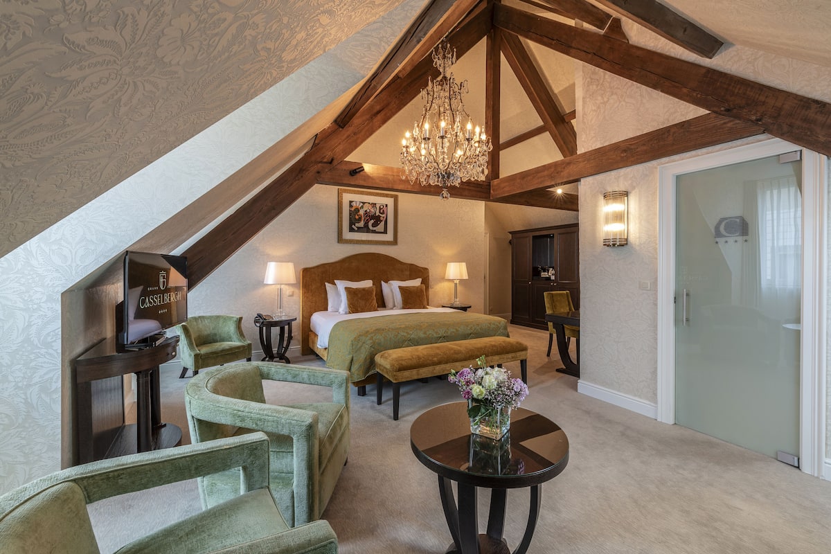 The Victorian Loft | Seprai premium, bantalan ekstra lembut, minibar, dan brankas