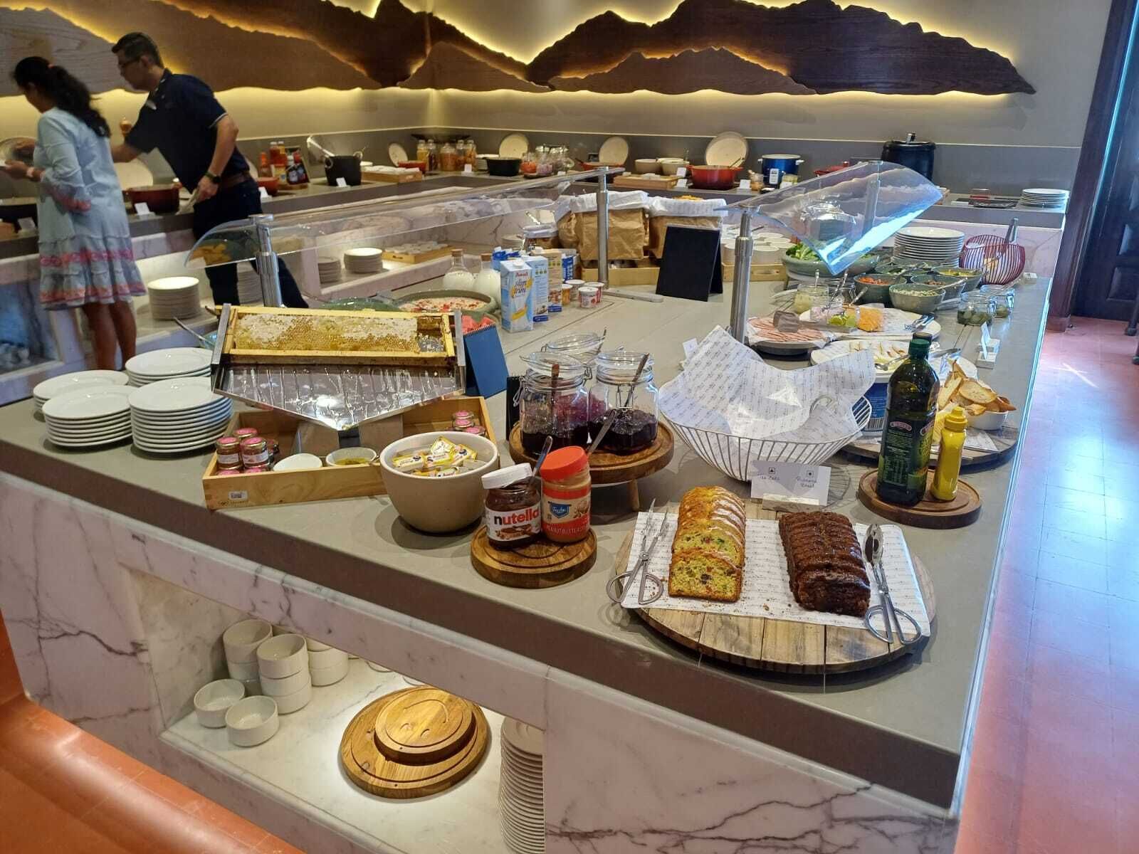 每日供应自助式早餐（每人 INR 1300）