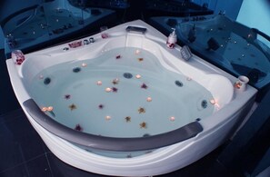 Indoor spa tub - Hotel Clark Greens- Airport Hotel & Spa Resort (New Delhi)