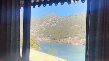 Lake Facing Cottage | WiFi