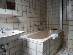 Habitación doble | Baño | Artículos de higiene personal gratuitos, secador de pelo y toallas