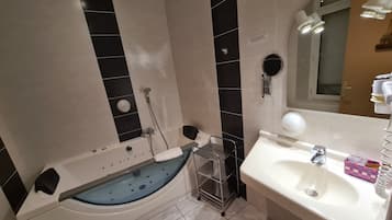 Quarto casal superior, banheira de imersão, vista para a cidade | Banheiro