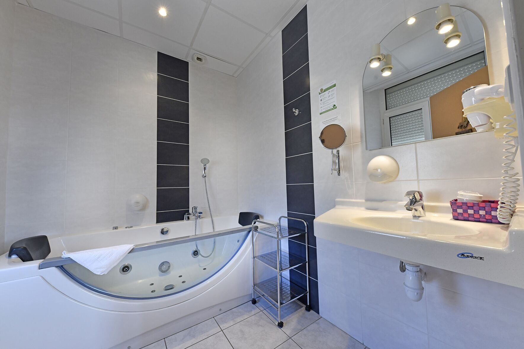 Superior Double Room, Hot Tub, City View | Bathroom