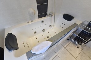 Superior Double Room, Hot Tub, City View | Bathroom