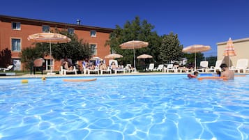 Piscine extérieure (ouverte en saison), parasols de plage