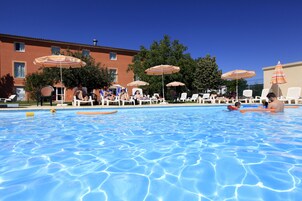 Una piscina al aire libre de temporada (de 08:30 a 20:30), sombrillas