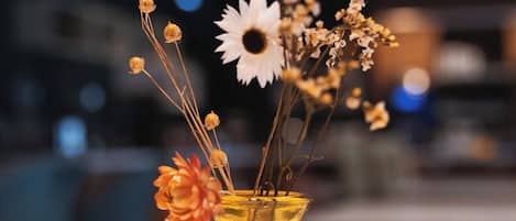 Un vase rempli de fleurs est posé sur une table.