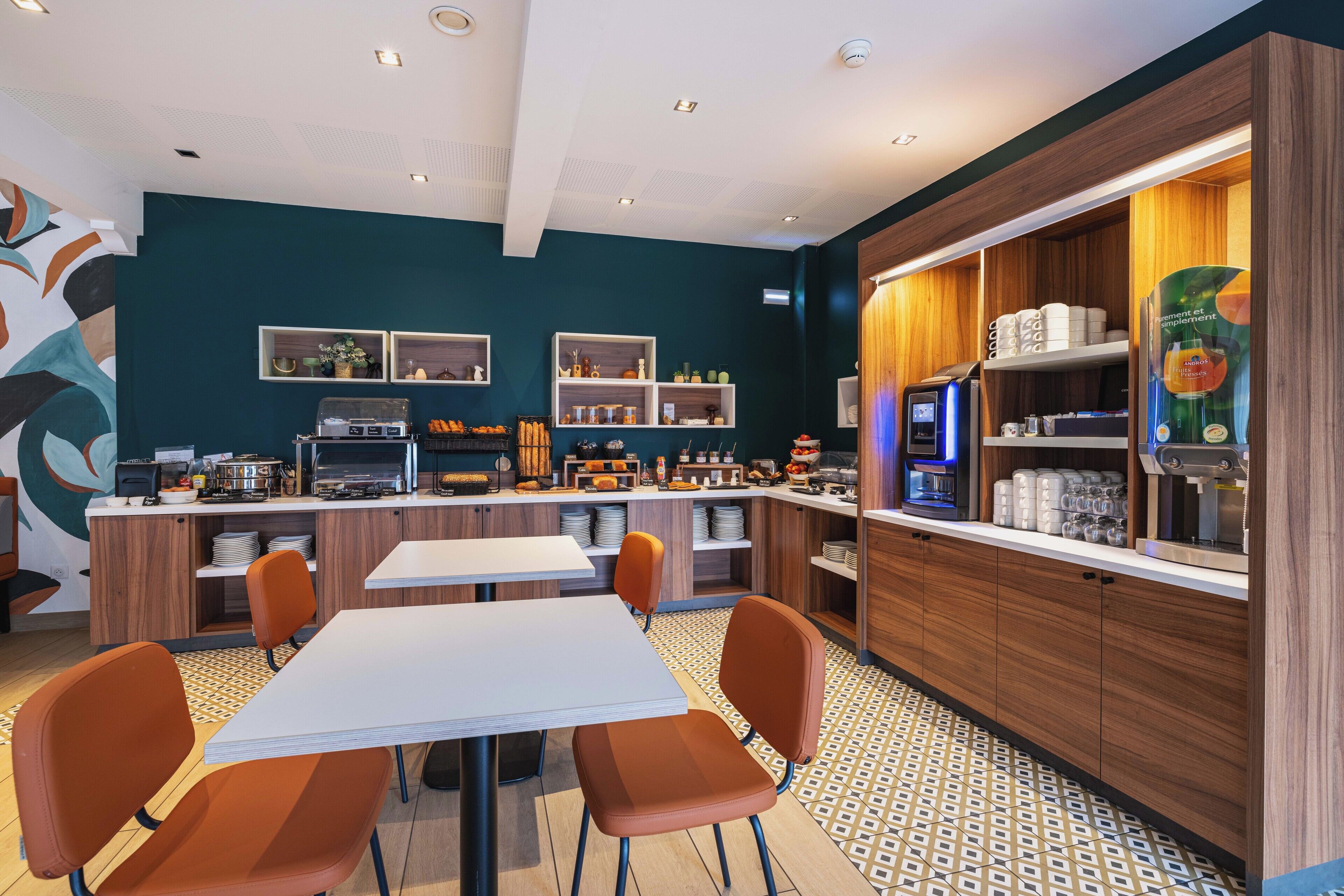 daily buffet breakfast for a fee