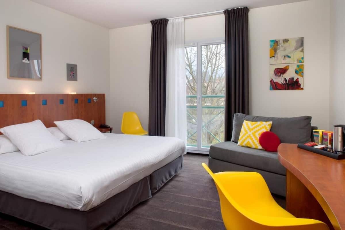 In-room safe, desk, blackout drapes, soundproofing