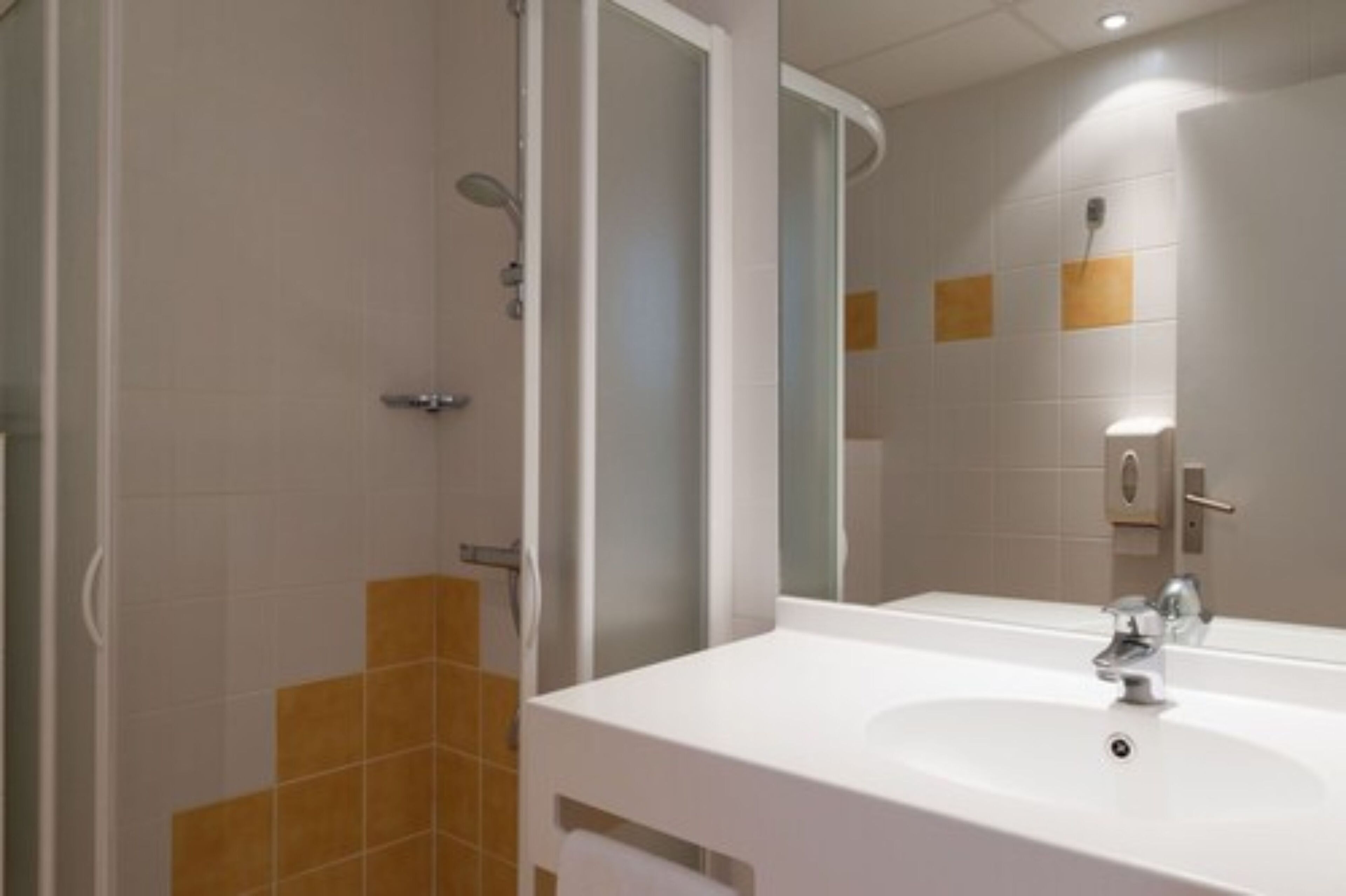 single room | bathroom | combined shower/bathtub, free toiletries, hair dryer, towels