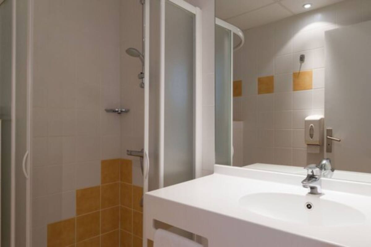 single room | bathroom | combined shower/bathtub, free toiletries, hair dryer, towels