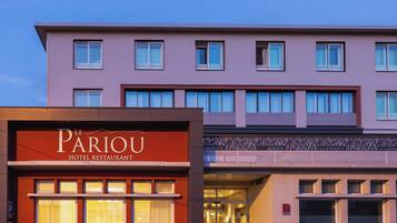 Un hotel con un cartello che recita 'Le Pariu Hotel Restaurant' e un design architettonico moderno.
