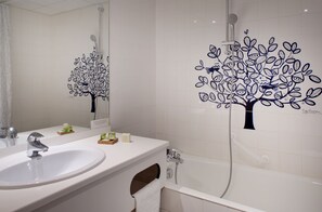 Bathroom - The Originals Boutique, Hôtel Le Pariou (Issoire)