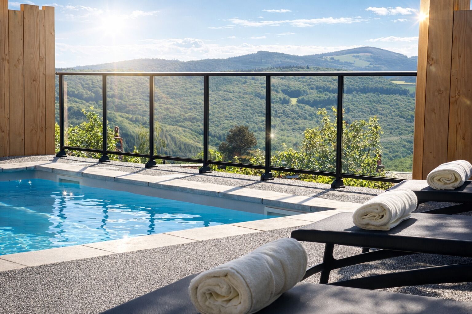 Piscine extérieure, chaises longues