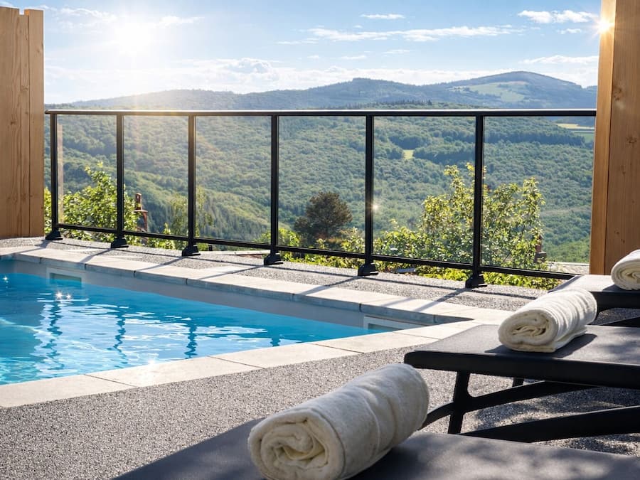 Piscina all'aperto, lettini