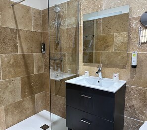 Standardzimmer, 2 Einzelbetten | Badezimmer | Kostenlose Toilettenartikel, Haartrockner, Handtücher, Shampoo