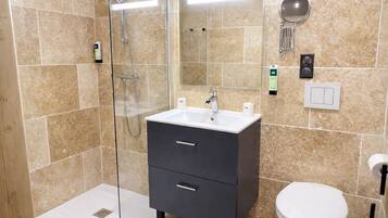 Kostenlose Toilettenartikel, Haartrockner, Handtücher, Shampoo