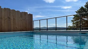 Piscine extérieure, chaises longues