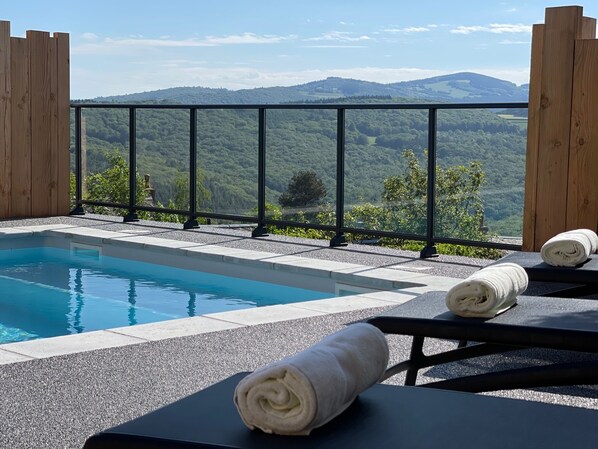 Outdoor pool, pool loungers - Au Vieux Morvan (Chateau-Chinon)