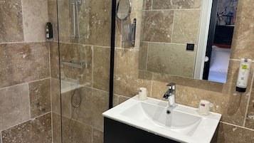 Double Room | Bathroom | Free toiletries, hair dryer, towels, shampoo