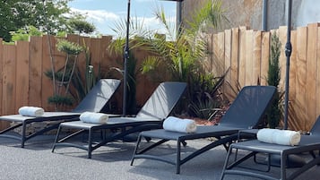 Piscine extérieure, chaises longues