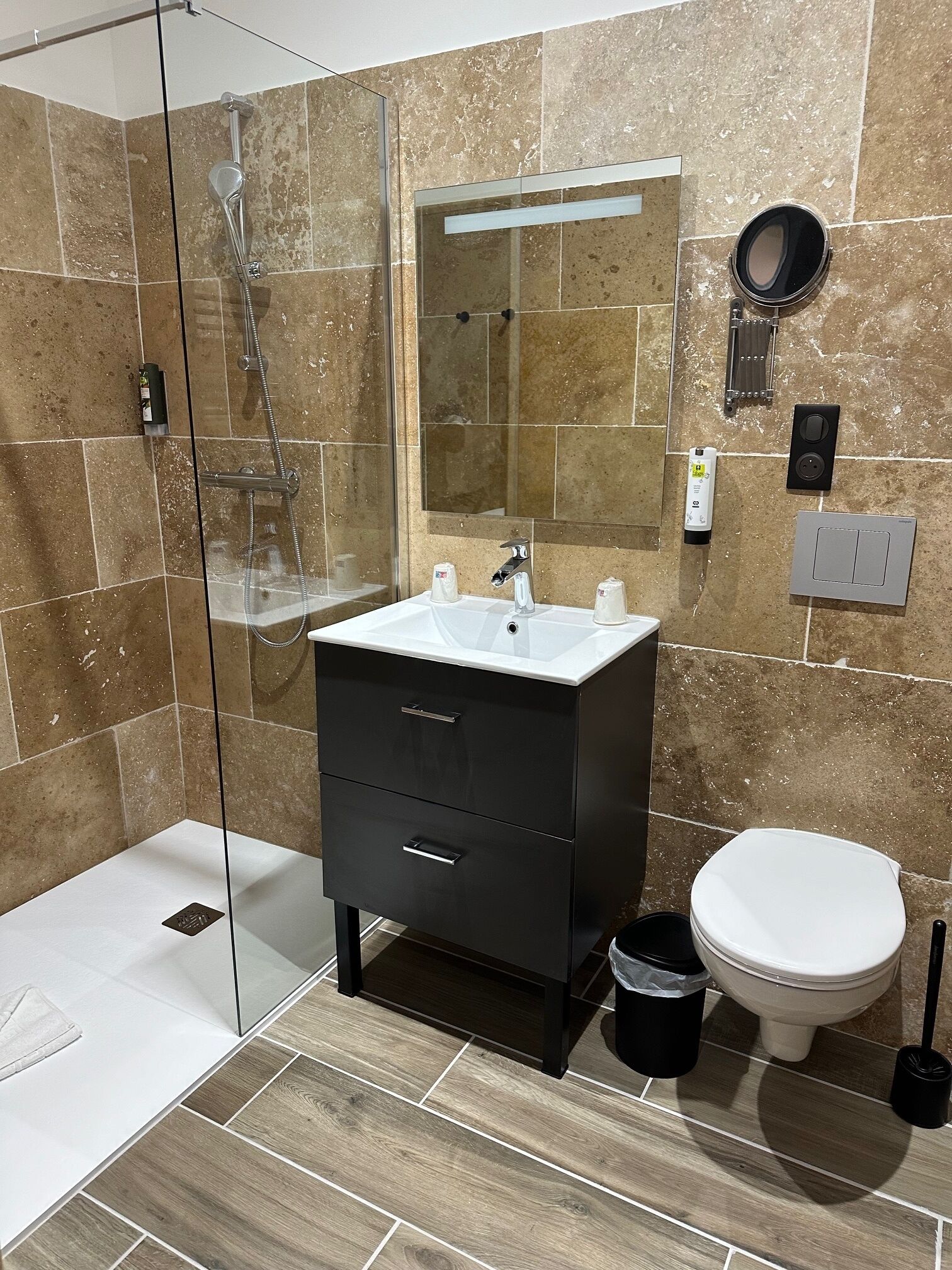 Triple Room | Bathroom | Free toiletries, hair dryer, towels, shampoo