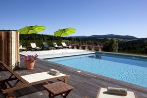 Outdoor pool, open 8 AM to 8 PM, sun loungers - Hob Fort Du Pré (Saint-Bonnet-le-Froid)