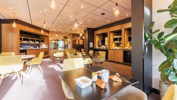 Petit déjeuner buffet (13.9 EUR par personne)