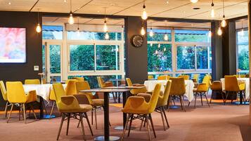 Tägliches Frühstücksbuffet (13.9 EUR pro Person)