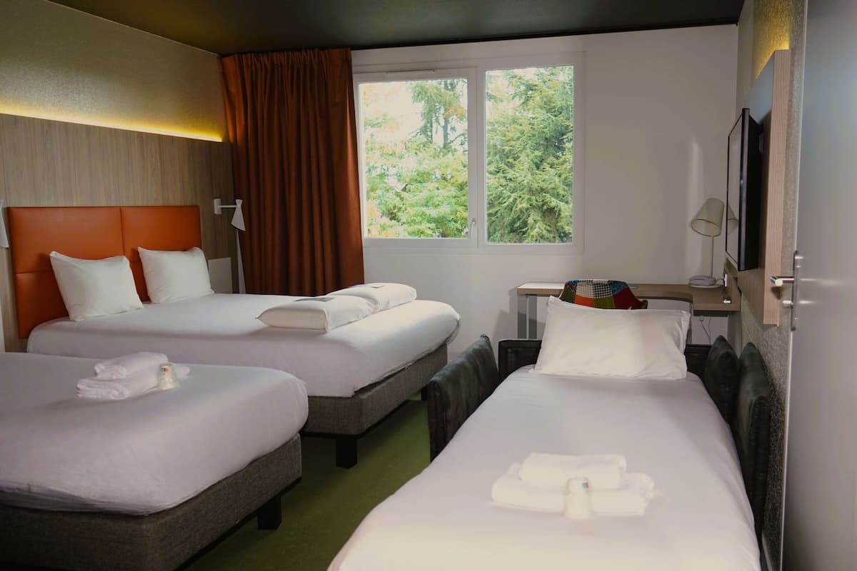 Ropa de cama de alta calidad, escritorio y cortinas blackout