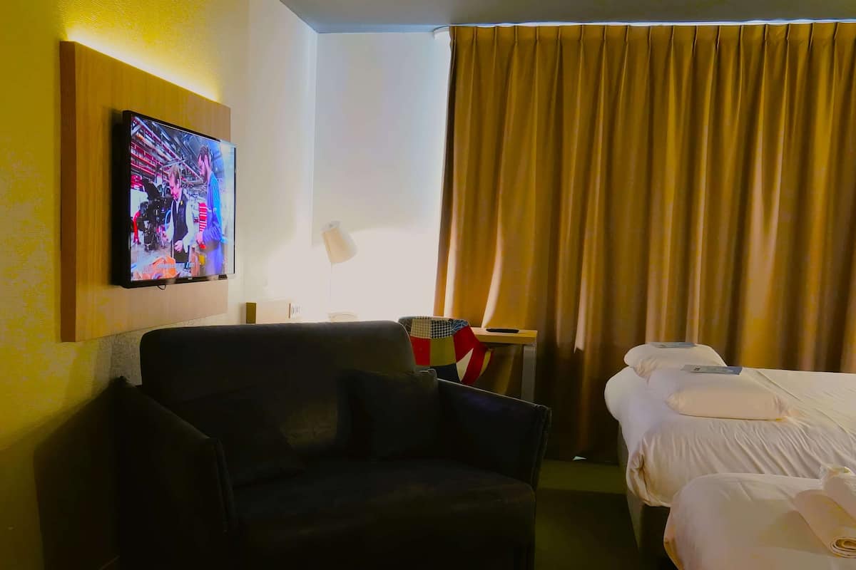 Ropa de cama de alta calidad, escritorio y cortinas blackout