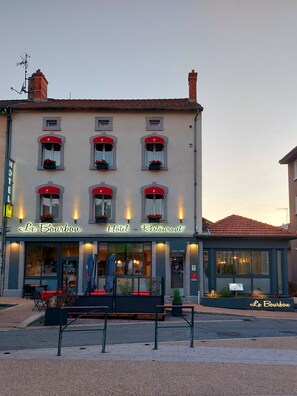 Vista frontal de la propiedad