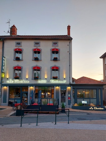 Fachada da propriedade. Le Bourbon