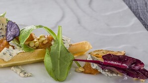Un plato con diversos ingredientes y guarniciones.