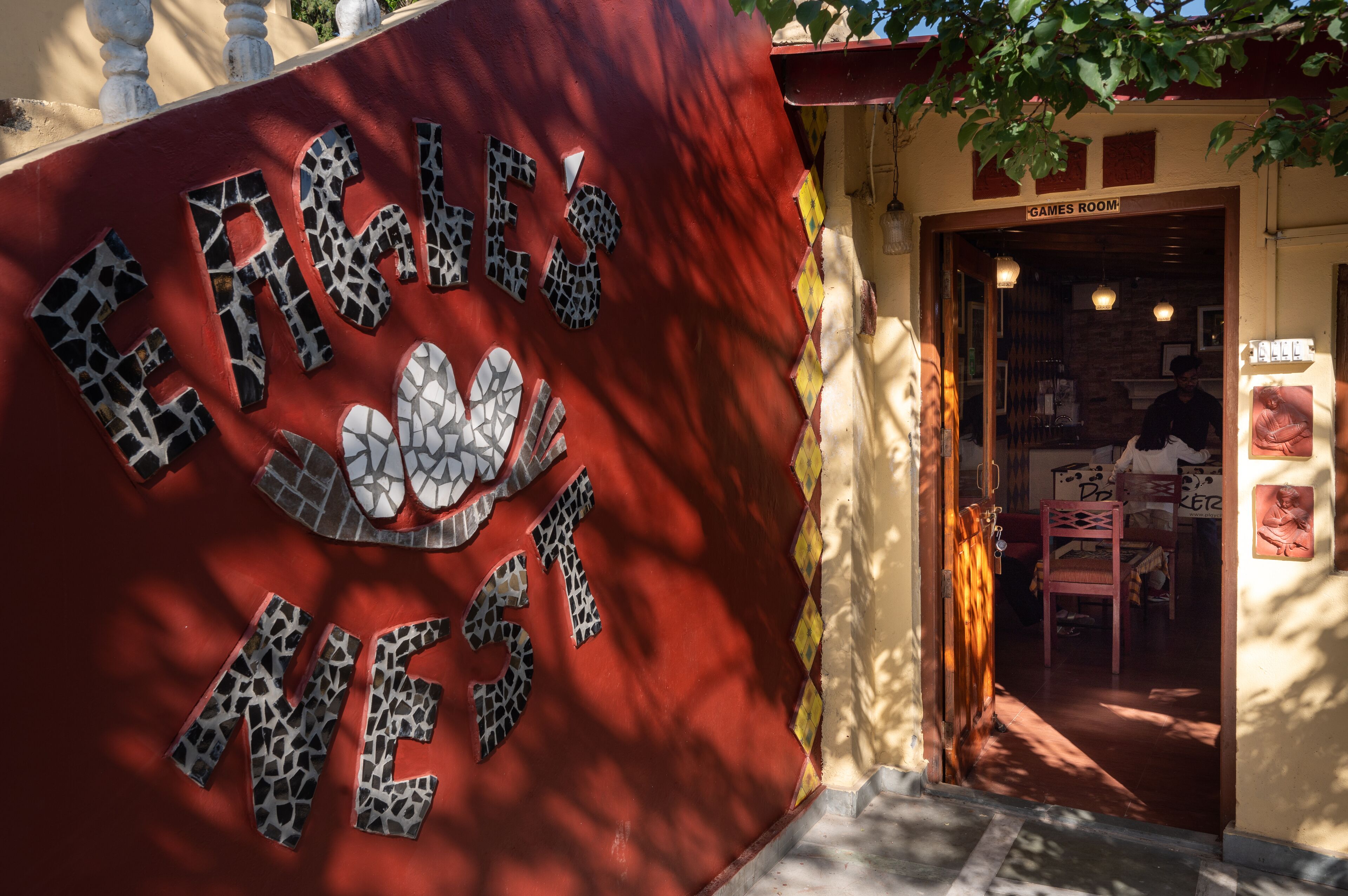 Fachada con un letrero de mosaico que dice 'EAGLE NEST'.