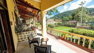 Deluxe Suite, 1 King Bed | Exterior