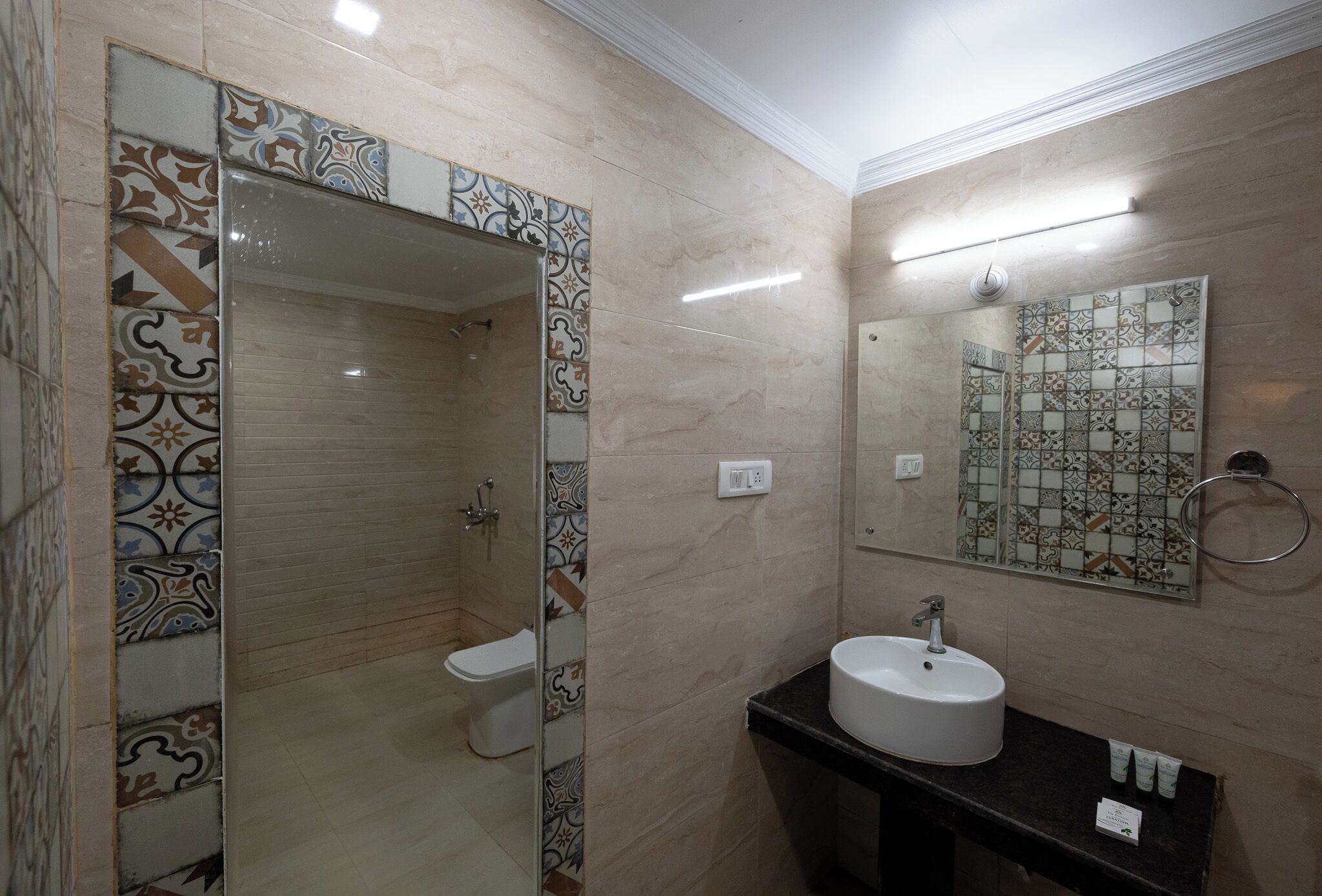 Un baño con inodoro, lavamanos y espejo.