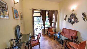 Deluxe Suite, 1 King Bed | Individually decorated, individually furnished, laptop workspace