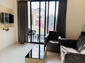 Televisión 24 pulgadas con canales de televisión por cable, chimenea