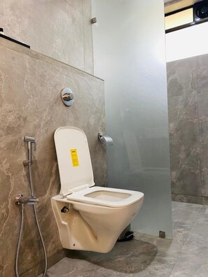 Premium Studio Suite | Bilik Mandi | Pancuran mandi, kelengkapan dandanan diri percuma, tuala disediakan 