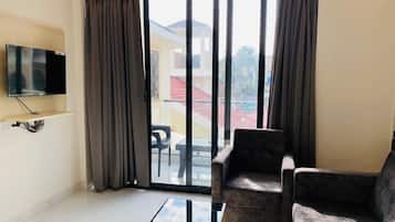 Premium Studio Suite | Living area | 24-inch TV with cable channels, fireplace