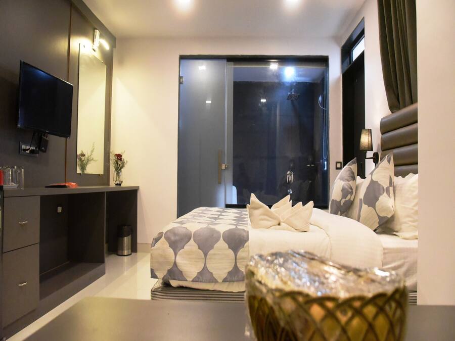 1 habitación, minibar, escritorio y tabla de planchar con plancha