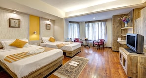 Minibar, in-room safe, desk, iron/ironing board - Hotel Viceroy (Darjeeling)