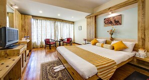 Minibar, in-room safe, desk, iron/ironing board - Hotel Viceroy (Darjeeling)