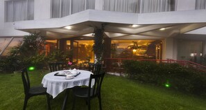 Outdoor dining - Hotel Viceroy (Darjeeling)