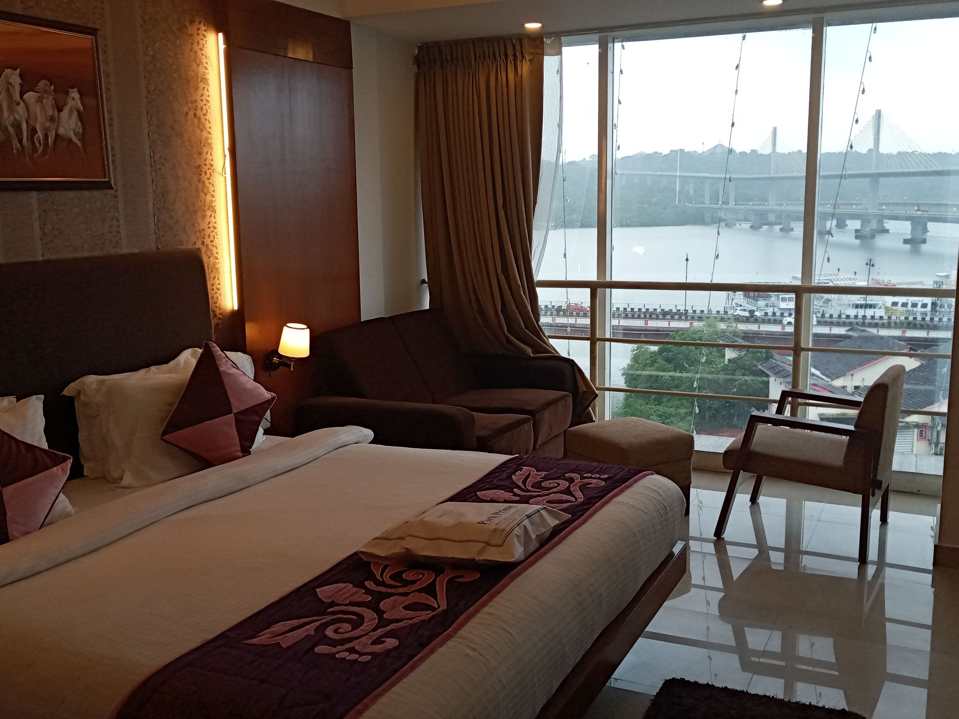 Suite Premier, 1 cama matrimonial, para fumadores, vista al mar | Ropa de cama de alta calidad, camas Select Comfort y escritorio 