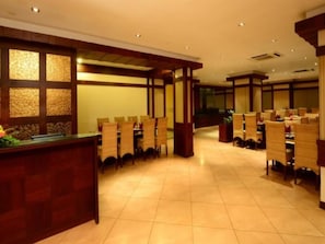 2 restaurants, lunch, dinner served; Indian cuisine